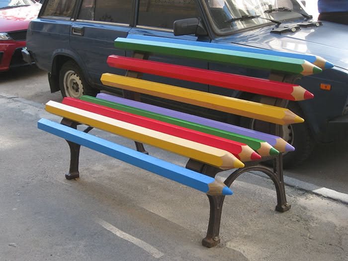 La “Pencil Bench” di Kiev: quando il colore e il gioco riaccendono la città